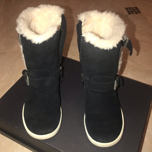 Girls Ugg Boots - Picture 2 of 8